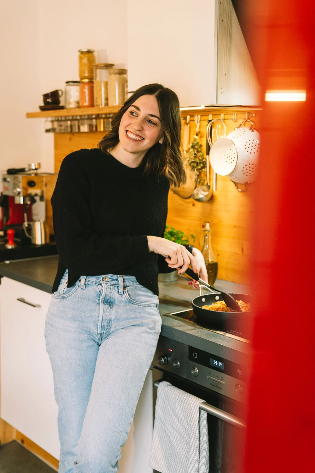 Sarah Pechinger beim Kochen in ihrem Home Studio in Augsburg