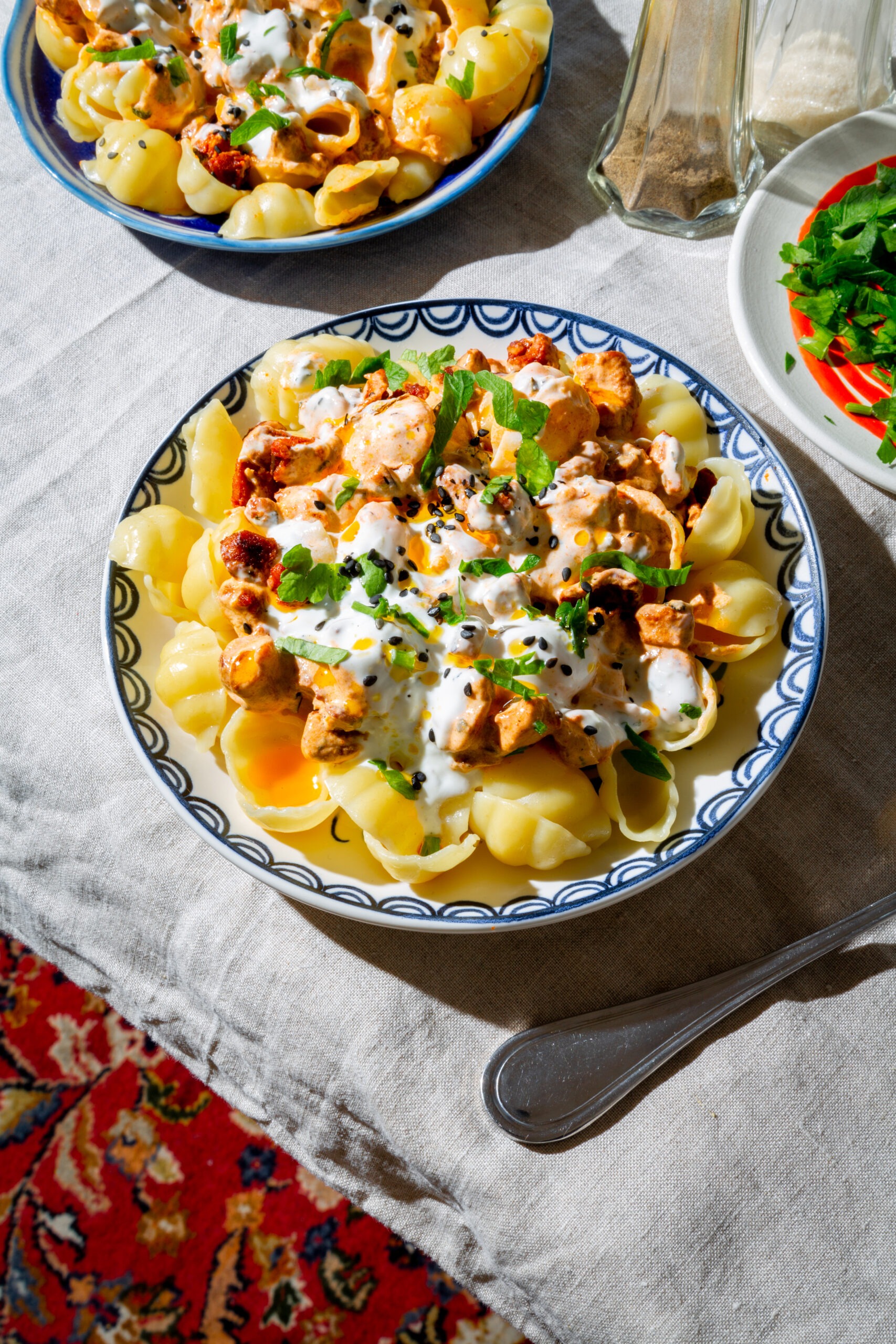Pasta Manti Style mit Joghurt-Sauce, veganem Hackfleisch und Minze