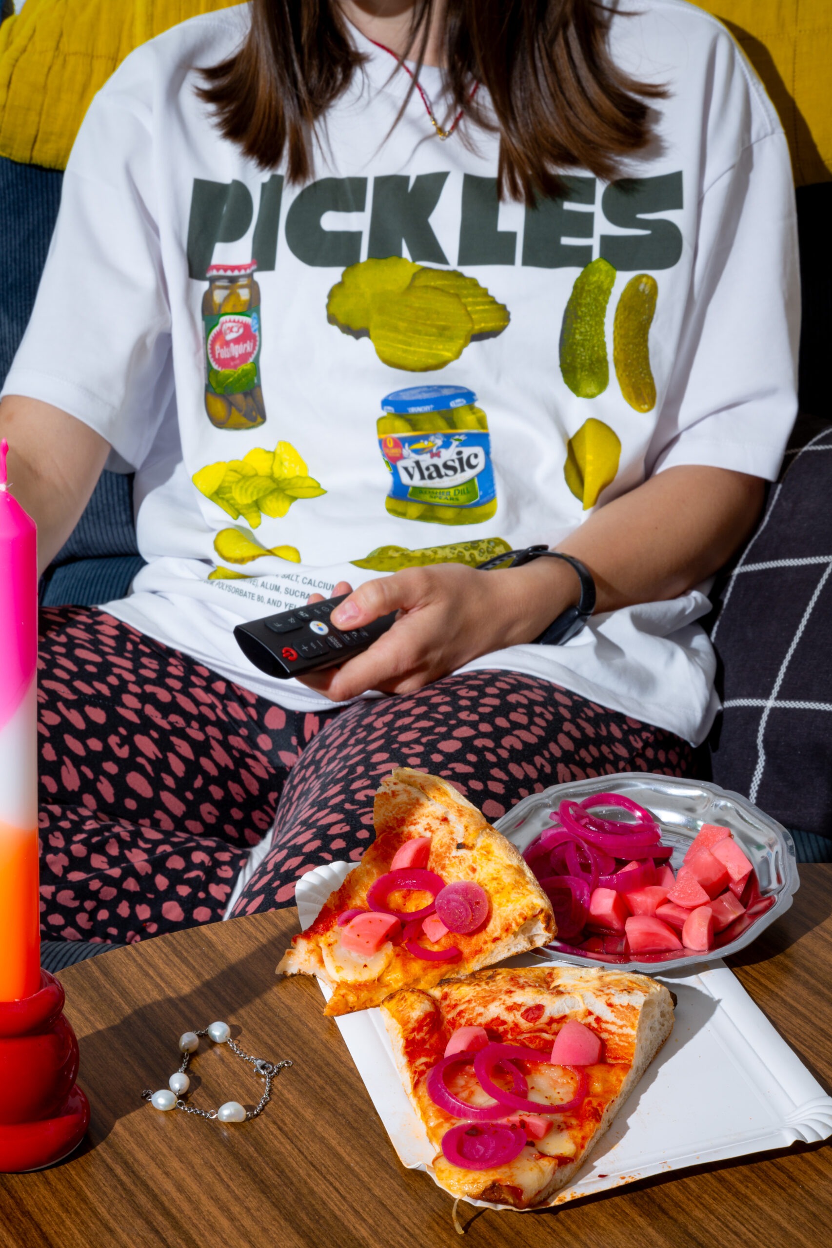 Pickle Pizza — TK-Pizza getoppt mit gepickeltem Gemüse