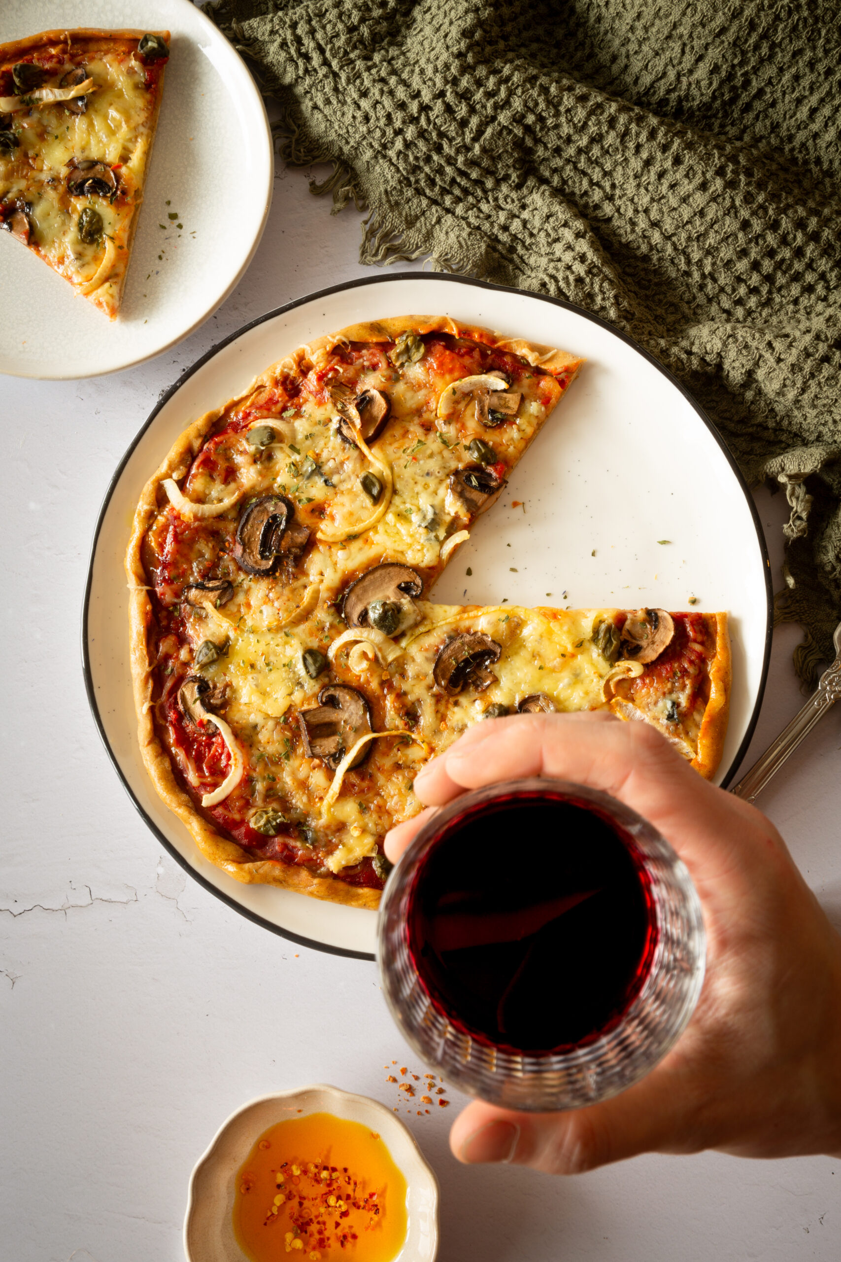 Sauerteig Pizza — knuspriger Boden mit Tomatensauce, Käse und Belag