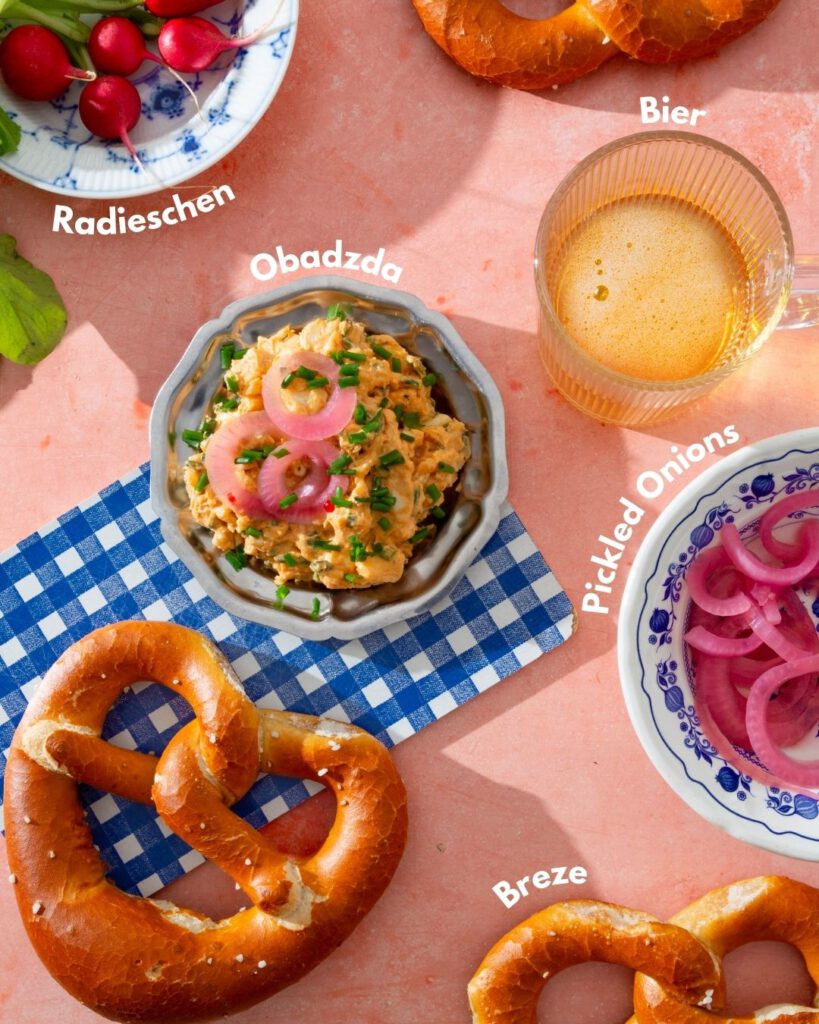 Bayerisches Veggie Frühstück mit Obatzda, Brezen und Bier