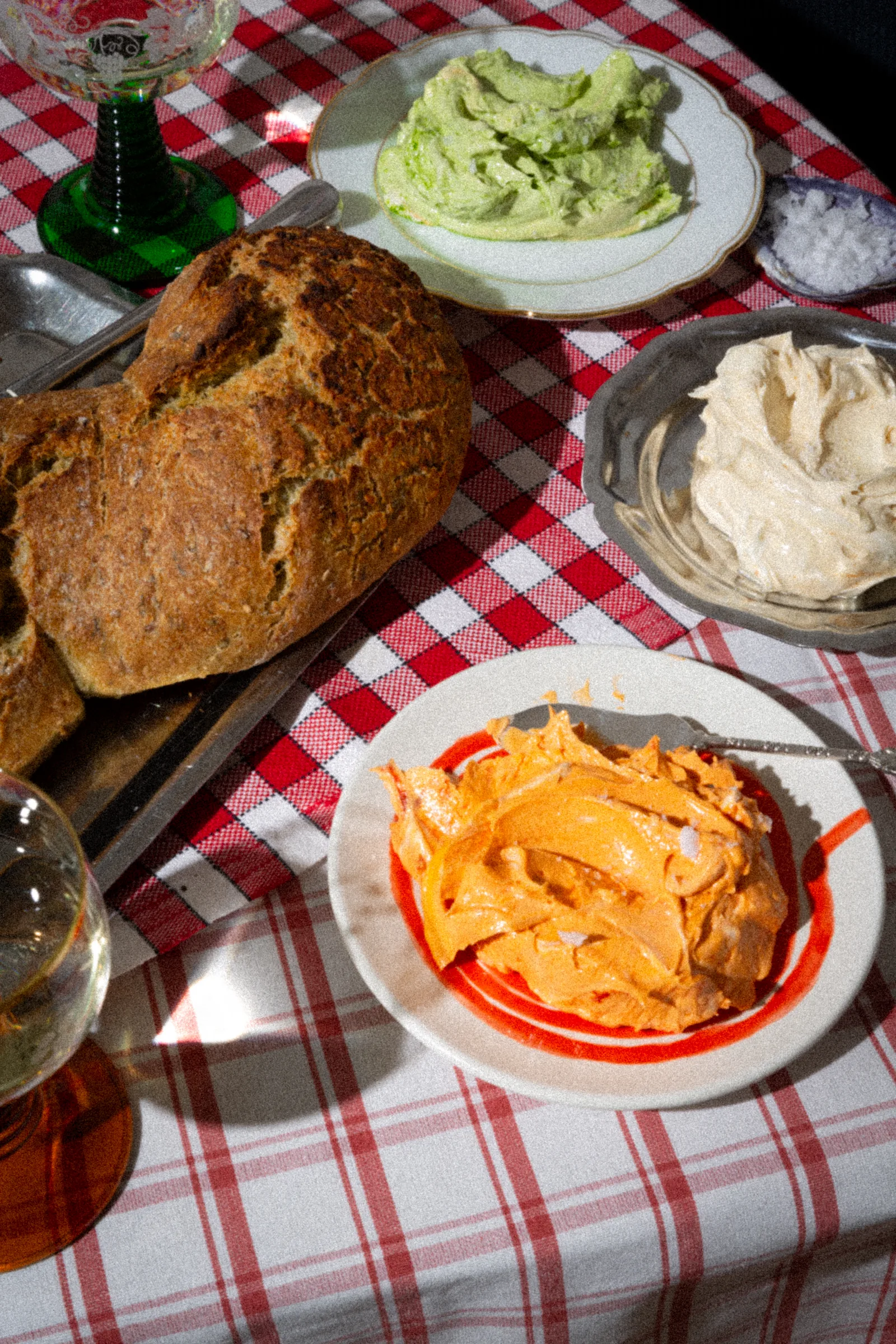 Burro Tricolore – drei Buttersorten mit rustikalem Brot