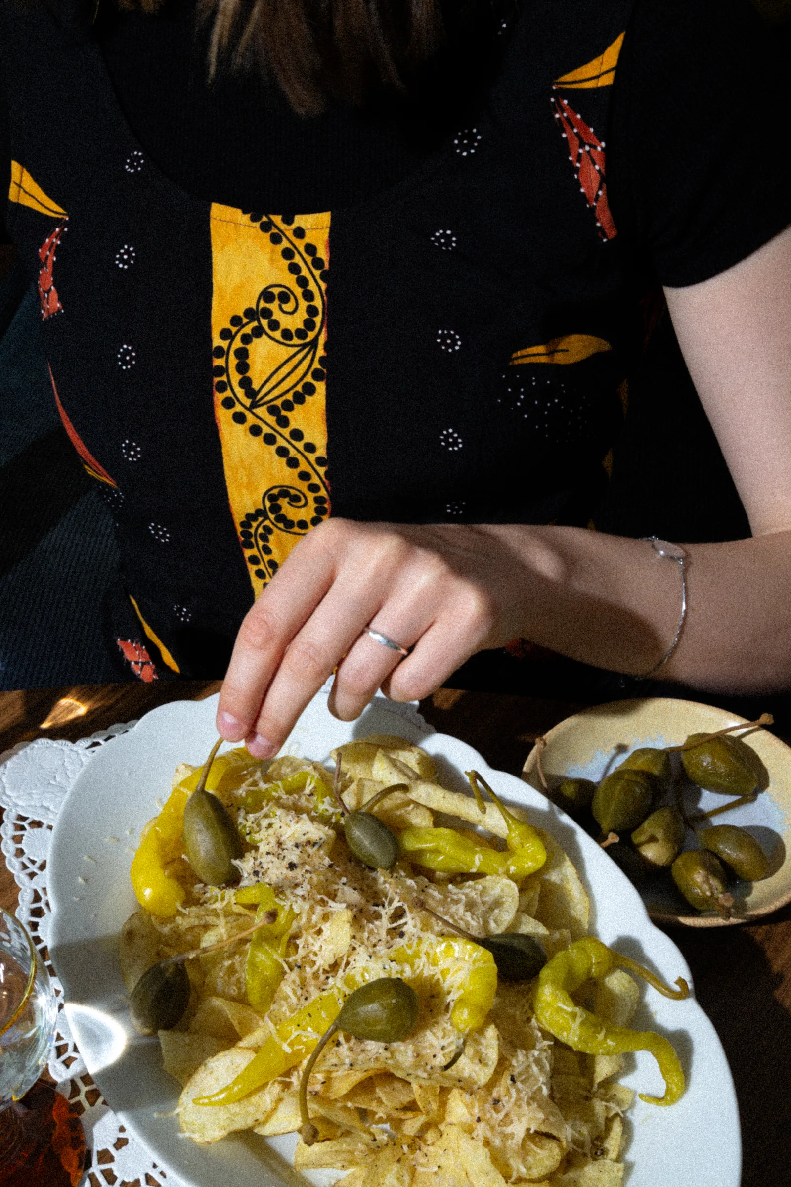 Mediterrane Nachos mit Peperoni und Oliven