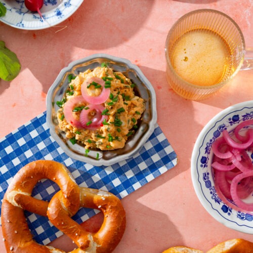 Bayerisches Veggie Frühstück, mit Obatzten, gepickelten Zwiebeln, Radieschen, Brezen und Bier.