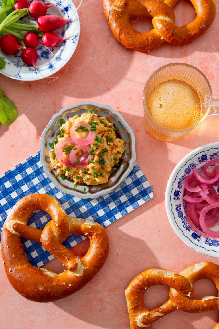 Bayerisches Veggie Frühstück, mit Obatzten, gepickelten Zwiebeln, Radieschen, Brezen und Bier.