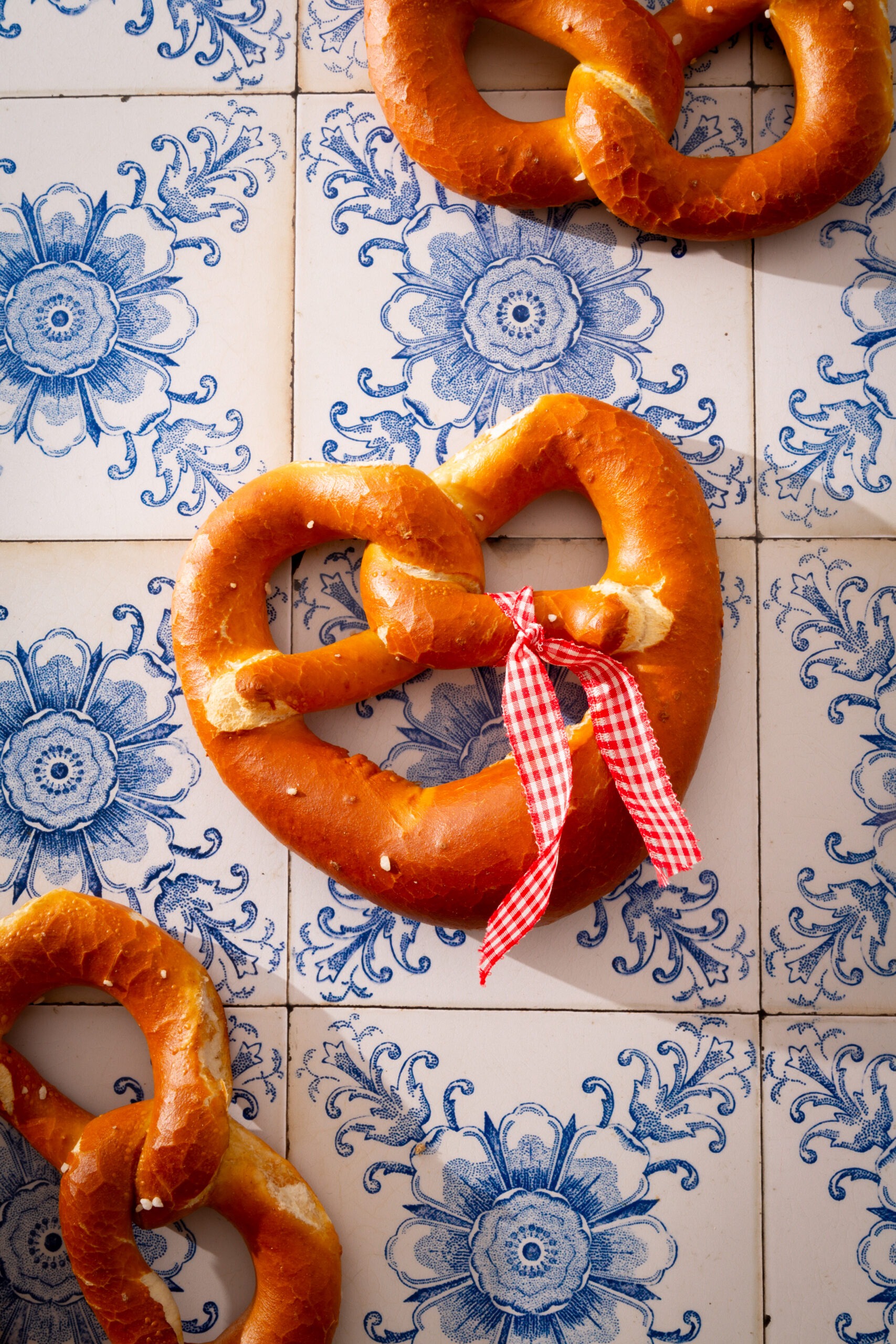 Wiesn / Oktoberfest Brezel mit roter Schleife.